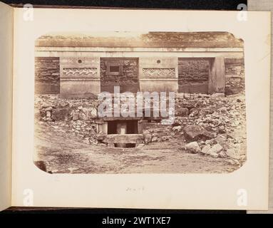 Vista 22. Emilio Herbruger, Jr., fotografo (americano, 1804 - 1894) 1875 Vista delle rovine di Mitla. I pannelli in pietra che coprono la parete esterna rivolta a sud del Palazzo delle colonne presentano intricati mosaici di ripetuti motivi geometrici. (Recto, monta) in basso a sinistra, scritto a mano a matita: "22" in basso al centro, scritto a mano a matita: "No 18" in basso a destra, scritto a mano a matita: "22" (verso, Mount) in basso a sinistra, scritto a mano a matita: "IB 89,27 (HER)" Foto Stock