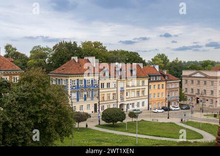 Varsavia, Polonia - 23 agosto 2023, Case situate nel centro storico della città polacca di varsavia con il teatro Stara Prochownia. Foto Stock