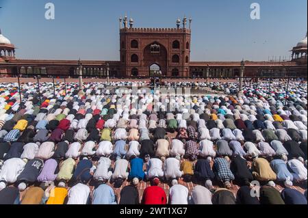 Nuova Delhi, India. 15 marzo 2024. I devoti musulmani offrono le preghiere del primo venerdì del mese sacro del Ramadan a Jama Masjid, nei vecchi quartieri di nuova Delhi, in India. (Credit Image: © Kabir Jhangiani/ZUMA Press Wire) SOLO PER USO EDITORIALE! Non per USO commerciale! Foto Stock