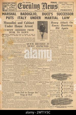 1943 Evening News in prima pagina riportando Mussolini licenziato, Pietro Badoglio è il nuovo Premier italiano e Amburgo bombardato Foto Stock