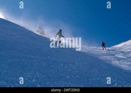 Sciatori su pista nera, Sauze D'oulx, Italia Foto Stock