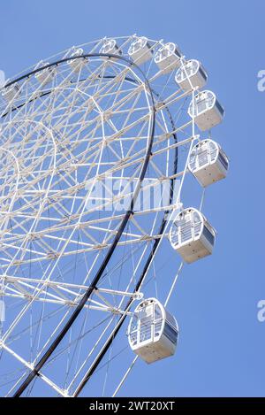 Ruota panoramica di colore bianco contro il cielo blu estivo Foto Stock