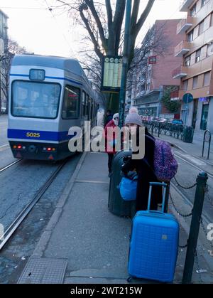 In attesa di un tram nel centro di Torino, Italia Foto Stock