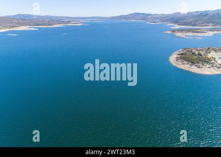 Vista aerea da un drone del bacino idrico di Pisoes alto Rabagao, nel nord del Portogallo. Comune di Montalegre Foto Stock