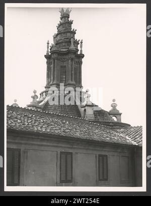 Lazio Roma Palazzo Lante. Hutzel, Max 1960-1990 Post-medievale: Architettura, vista sul cortile, scultura architettonica; pittura (affreschi sul soffitto e sulle pareti), rilievi scultorei. Note sull'oggetto: Il palazzo fu commissionato da papa Leone X dei Medici all'inizio del XVI secolo. Dopo la seconda guerra mondiale, il palazzo fu rilevato dalla città di Roma e nel 1955 iniziò il restauro, terminando nel 1958 circa. Situato in Piazza S. Eustachio. Il fotografo e studioso tedesco Max Hutzel (1911-1988) fotografò in Italia dai primi anni '1960 fino alla sua morte. Il risultato di questo progetto, indicato da Hutzel come FOT Foto Stock