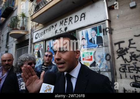 Luigi di Maio, leader del movimento 5 stelle, durante un'intervista in piazza Sanità, davanti ad un convegno politico Foto Stock