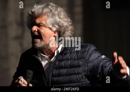 L'attore e leader politico Beppe Grillo durante un incontro politico a Napoli Foto Stock