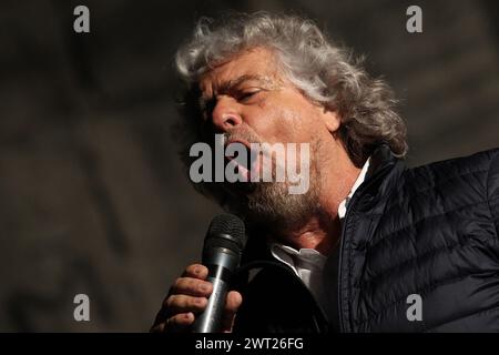 L'attore e leader politico Beppe Grillo durante un incontro politico a Napoli Foto Stock