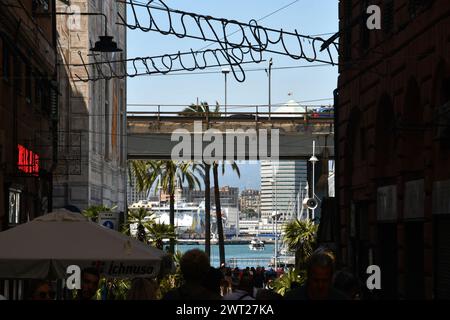 Genova è una città costiera tipicamente mediterranea e spesso caotica, in cui molti splendidi panorami si sovrappongono, creando immagini piene di fascino. Foto Stock