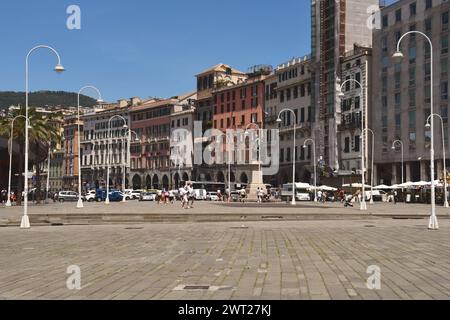 Genova è una città costiera tipicamente mediterranea e spesso caotica, in cui molti splendidi panorami si sovrappongono, creando immagini piene di fascino. Foto Stock