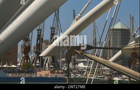 Genova è una città costiera tipicamente mediterranea e spesso caotica, in cui molti splendidi panorami si sovrappongono, creando immagini piene di fascino. Foto Stock