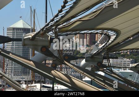 Genova è una città costiera tipicamente mediterranea e spesso caotica, in cui molti splendidi panorami si sovrappongono, creando immagini piene di fascino. Foto Stock