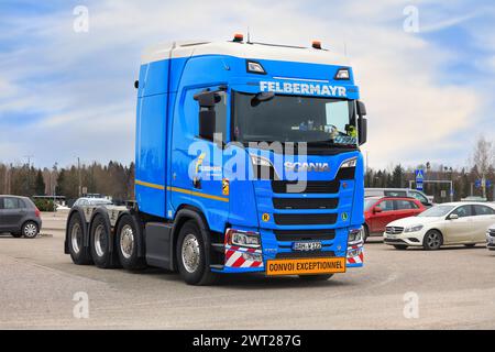 Veicolo Scania 770S Felbermayr blu personalizzato per un eccezionale trasporto di carichi parcheggiato su un terreno asfaltato. Salo, Finlandia. 9 marzo 2024. Foto Stock