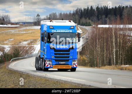 Veicolo Felbermayr Blue Scania 770S personalizzato per un eccezionale trasporto di carichi a velocità su strada. Salo, Finlandia. 9 marzo 2024. Foto Stock