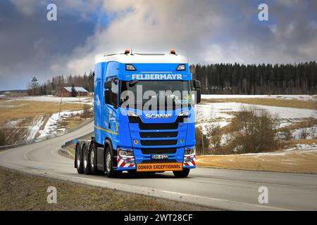 Veicolo Felbermayr Blue Scania 770S personalizzato per un eccezionale trasporto di carichi a velocità su strada. Salo, Finlandia. 9 marzo 2024. Foto Stock