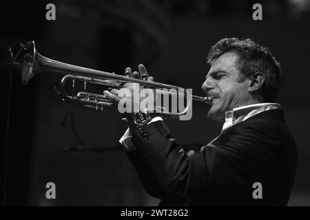 Il trombettista jazz Paolo Fresu durante un concerto al Centro Campania Foto Stock