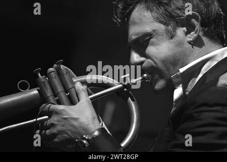 Il trombettista jazz Paolo Fresu durante un concerto al Centro Campania Foto Stock