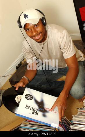 Il calciatore del Cardiff City Danny Gabbidon che vorrebbe anche farcela come DJ. Foto Stock