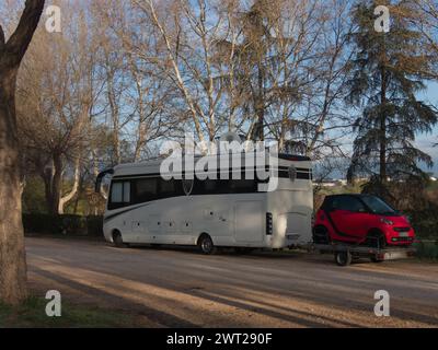 camper, auto turistica con rimorchio sul rimorchio, seconda piccola auto Foto Stock
