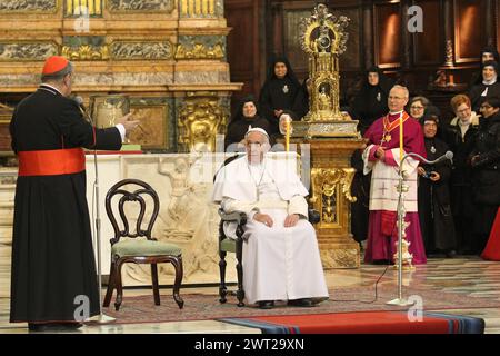 Papa Francesco durante la visita nella cattedrale di Napoli incontra i fedeli con il cardinale Sepe Foto Stock