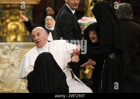 Papa Francesco durante la visita nella cattedrale di Napoli incontra un gruppo di monache clericali e scherza con loro Foto Stock