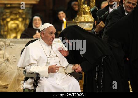 Papa Francesco durante la visita nella cattedrale di Napoli incontra un gruppo di monache clericali e scherza con loro Foto Stock