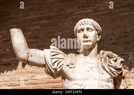 Primo piano sul volto della statua in rovine che ritrae un antico generale romano Foto Stock