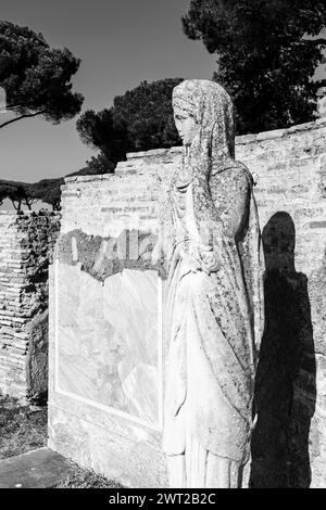 Foto in bianco e nero dell'antica statua romana in rovina che mostra il profilo di una donna che indossa un velo Foto Stock