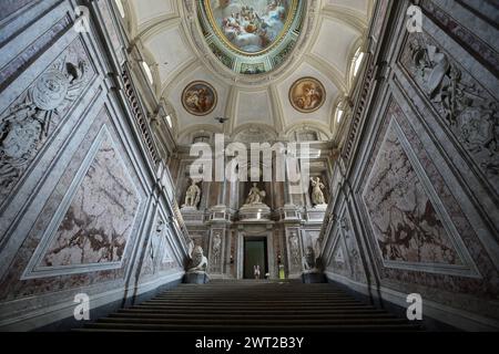 L'ingresso, con la scalinata, della Reggia di Caserta. Costruito dall'architetto Vanvitelli, i proprietari storici erano i Borbone di Napoli Foto Stock