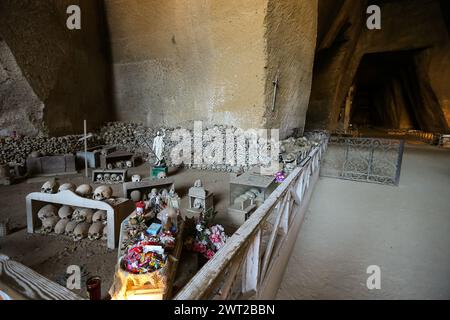 Vista interna del cimitero delle Fontanelle. Oltre 40.000 teschi e scheletri di persone, vittime della grande peste del 1656 e del colera del 1836, sono kep Foto Stock