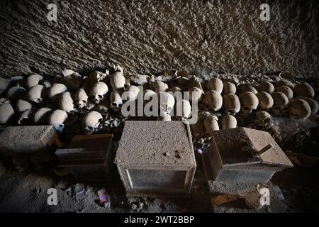 Vista interna del cimitero delle Fontanelle. Oltre 40.000 teschi e scheletri di persone, vittime della grande peste del 1656 e del colera del 1836, sono kep Foto Stock