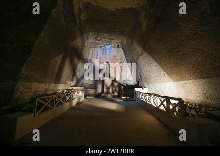 Vista interna del cimitero delle Fontanelle. Oltre 40.000 teschi e scheletri di persone, vittime della grande peste del 1656 e del colera del 1836, sono kep Foto Stock