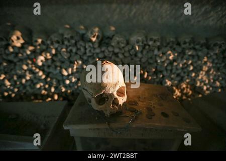 Vista interna del cimitero delle Fontanelle. Oltre 40.000 teschi e scheletri di persone, vittime della grande peste del 1656 e del colera del 1836, sono kep Foto Stock