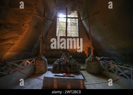 Vista interna del cimitero delle Fontanelle. Oltre 40.000 teschi e scheletri di persone, vittime della grande peste del 1656 e del colera del 1836, sono kep Foto Stock