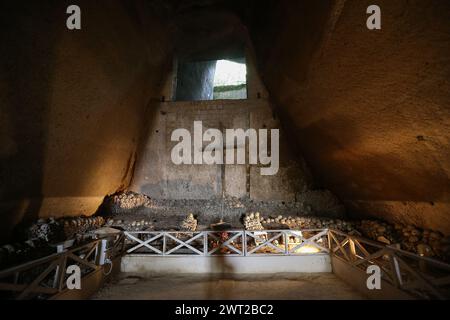 Vista interna del cimitero delle Fontanelle. Oltre 40.000 teschi e scheletri di persone, vittime della grande peste del 1656 e del colera del 1836, sono kep Foto Stock