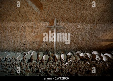 Vista interna del cimitero delle Fontanelle. Oltre 40.000 teschi e scheletri di persone, vittime della grande peste del 1656 e del colera del 1836, sono kep Foto Stock