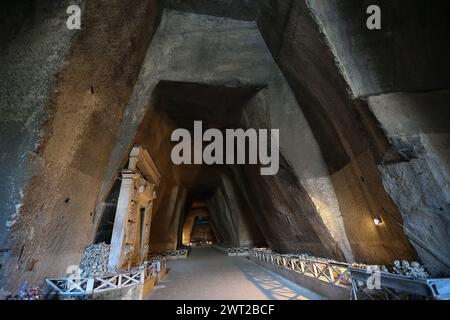 Vista interna del cimitero delle Fontanelle. Oltre 40.000 teschi e scheletri di persone, vittime della grande peste del 1656 e del colera del 1836, sono kep Foto Stock