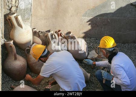 Restauratori in opera sulle anfore nella Schola Armaturarum, il primo scavo di Pompei in un'area che non è mai stata studiata, dopo più di Foto Stock