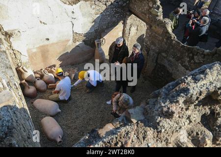 Restauratori in opera sulle anfore nella Schola Armaturarum, il primo scavo di Pompei in un'area che non è mai stata studiata, dopo più di Foto Stock