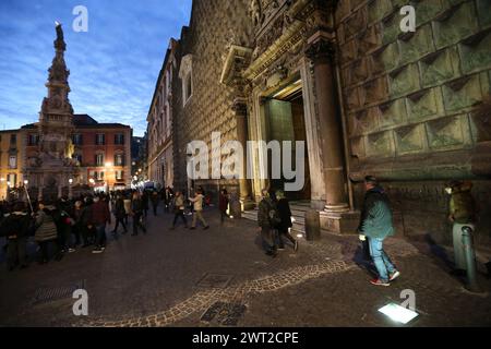 Piazza Gesù a Napoli, con la Chiesa del Gesù nuovo e l'obelisco dell'Immacolata, al crepuscolo Foto Stock