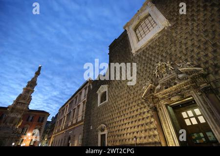 Piazza Gesù a Napoli, con la Chiesa del Gesù nuovo e l'obelisco dell'Immacolata, al crepuscolo Foto Stock