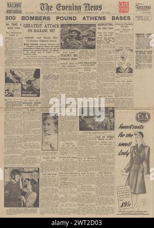 1943 la prima pagina di Evening News riporta la bomba degli aerei alleati Atene Foto Stock