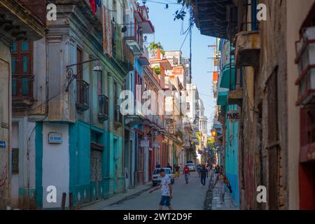 Edifici storici in Calle Lamparilla Street in Calle Compostela Street a l'Avana Vecchia (la Habana Vieja), Cuba. L'Avana Vecchia è patrimonio dell'umanità dell'UNESCO Foto Stock