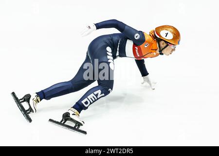 ROTTERDAM - Suzanne Schulting (NED) durante i 500 metri di manches femminili ai Campionati del mondo Short Track di Ahoy. ANP KOEN VAN WEEL Foto Stock