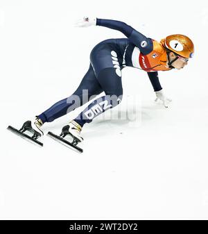 ROTTERDAM - Suzanne Schulting (NED) durante i 500 metri di manches femminili ai Campionati del mondo Short Track di Ahoy. ANP KOEN VAN WEEL Foto Stock