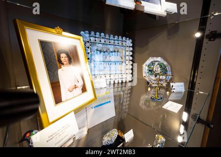 Duesseldorf, Germania. 15 marzo 2024. Un ritratto della regina Silvi di Svezia (l) accanto alla cena madre perla del presidente palestinese Yasser Arafat (M) e un albero di gioielli brasiliano dorato (r). Il regalo giusto per i capi di Stato coronati e di spicco richiede una grande capacità diplomatica in parlamento e nella cancelleria di Stato. Quando si tratta di regali in cambio, è sorprendente: La Premier League non si mette in mostra. Crediti: Christoph Reichwein/dpa/Alamy Live News Foto Stock