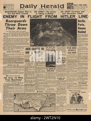 1944 la prima pagina del Daily Herald riporta che le forze tedesche si ritirano dalla linea Hitler, dall'abbazia di Monte Cassino e dai raid aerei alleati su Parigi Berlino e Vienna Foto Stock