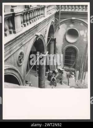 Lazio Roma Palazzo Lante. Hutzel, Max 1960-1990 Post-medievale: Architettura, vista sul cortile, scultura architettonica; pittura (affreschi sul soffitto e sulle pareti), rilievi scultorei. Note sull'oggetto: Il palazzo fu commissionato da papa Leone X dei Medici all'inizio del XVI secolo. Dopo la seconda guerra mondiale, il palazzo fu rilevato dalla città di Roma e nel 1955 iniziò il restauro, terminando nel 1958 circa. Situato in Piazza S. Eustachio. Il fotografo e studioso tedesco Max Hutzel (1911-1988) fotografò in Italia dai primi anni '1960 fino alla sua morte. Il risultato di questo progetto, indicato da Hutzel come FOT Foto Stock