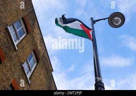 Whitechapel, Tower Hamlets, Londra, Regno Unito. 15 marzo 2024. Tower Hamlets: Le bandiere palestinesi devono essere rimosse dagli edifici di proprietà del consiglio a Tower Hamlets. Crediti: Matthew Chattle/Alamy Live News Foto Stock