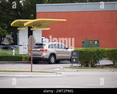 Miami, Florida, Stati Uniti - 12 dicembre 2023: Guida attraverso un fast food McDonald's. Foto Stock